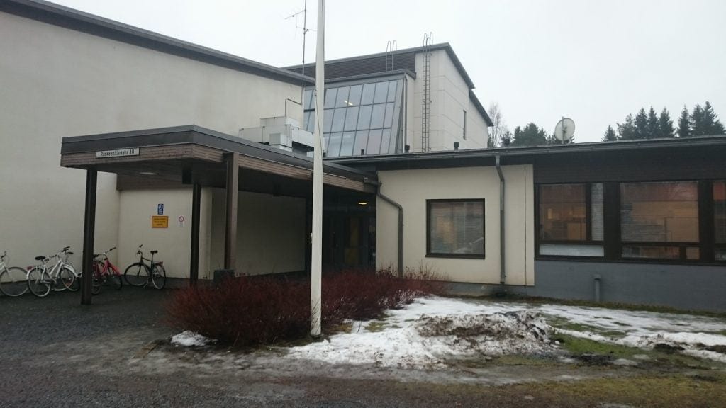 Tästä ovesta sisään. Heti sisäänkäynnin jälkeen vasemmalla iso liikuntasali ja raput joita alas pukukoppikäytävälle.