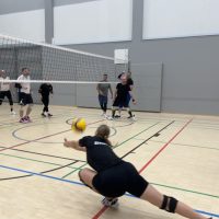 Pauliina näyttää kilpafinaalissa mallia, miten kimmoke haetaan peliin.