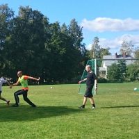 Maalivahti seikkailee.